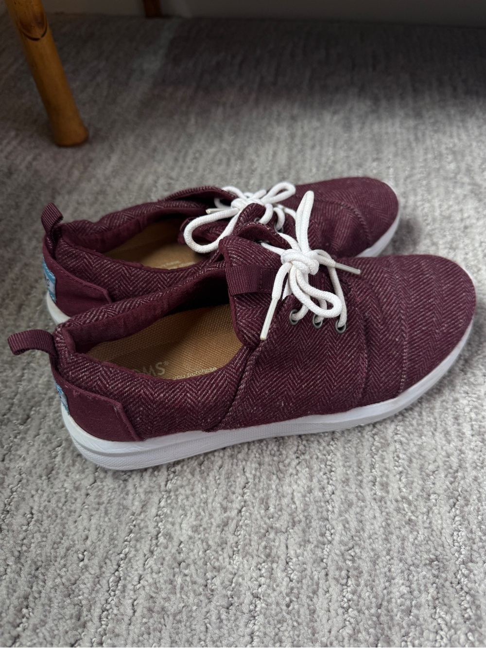 Casual Girls TOMS Size 5 Maroon Burgundy Slip-On Sneakers with White Laces